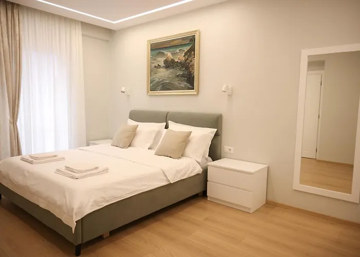 Apartment Elegant Near Wilson Square Tirana